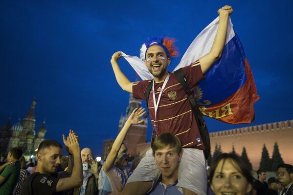 Российские футбольные болельщики празднуют победу своей команды над Испанией на Красной площади