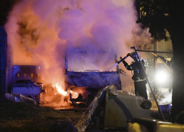 Пожарный во время тужения горящего автомобиля в Нанте, Франция