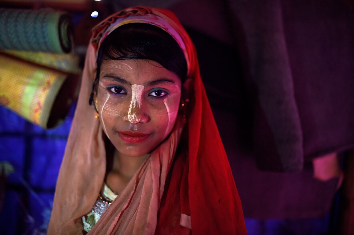 14-летняя девушка-беженка рохинья позирует для фотографии в лагере Джамтоли, Бангладеш