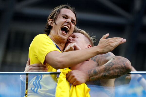 Шведские болельщики празднуют победу после матча между сборными Швеции и Швейцарии