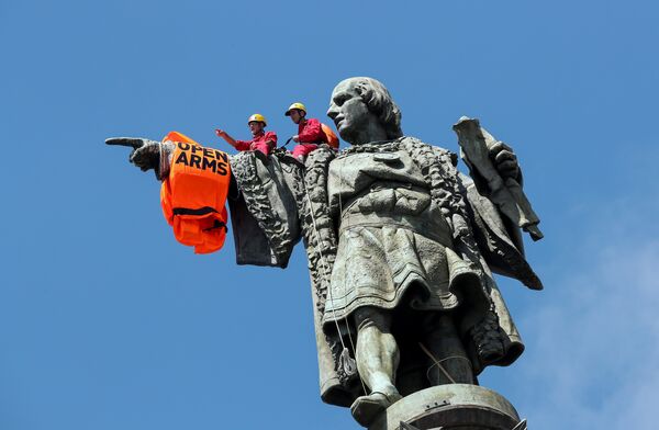 Спасательный жилет на статуе Христофора Колумба в Барселоне, Испания.