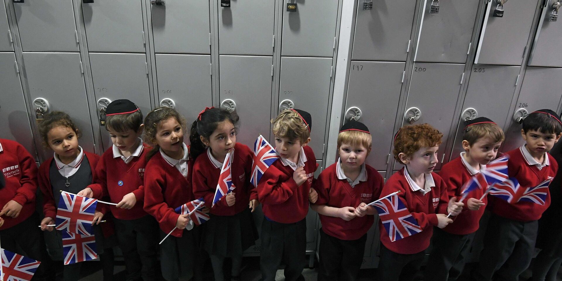 Ученики ждут британского принца Чарльза во время его визита в Явнехский колледж в Лондоне - ИноСМИ, 1920, 12.08.2025