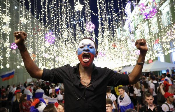 Болельщики празднуют победу сборной России Болельщики празднуют победу сборной России
