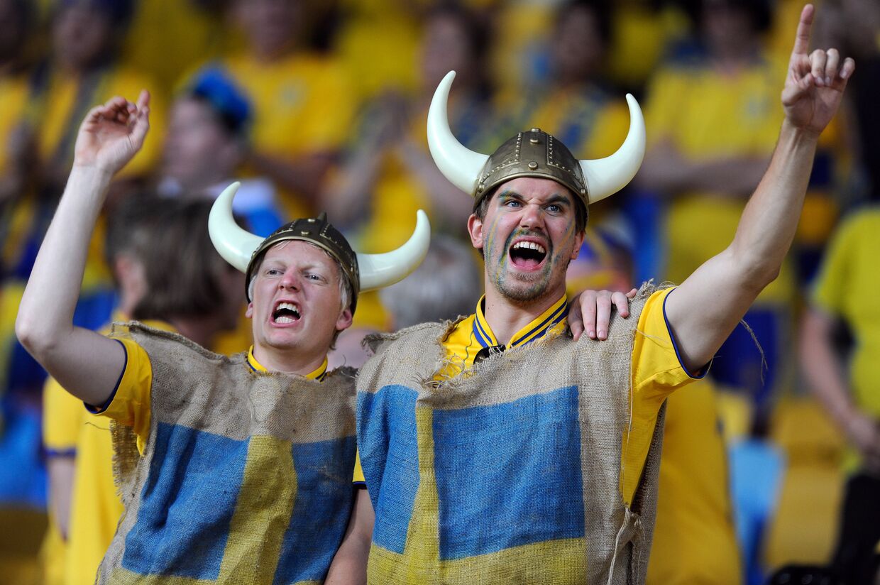 Болельщики футбольной сборной Швеции поддерживают свою команду