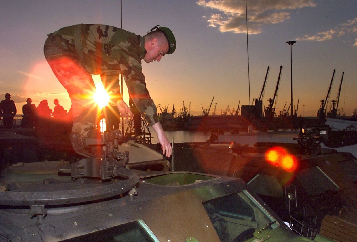 Французский солдат на бронетранспортере во время операция по переброске сил и вооружений НАТО через Салоники в Македонию, а затем в Косово