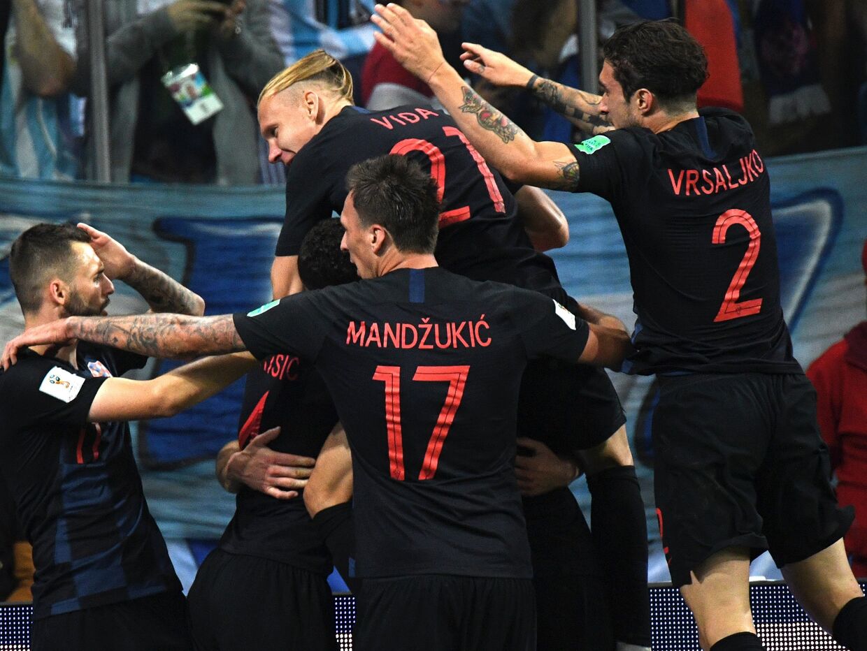 Футболисты сборной Хорватии радуются забитому мячу