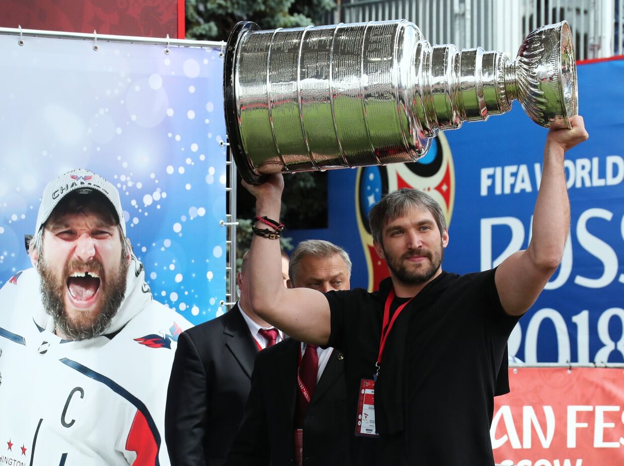 Александр Овечкин демонстрирует Кубок Стэнли в фан-зоне чемпионата мира