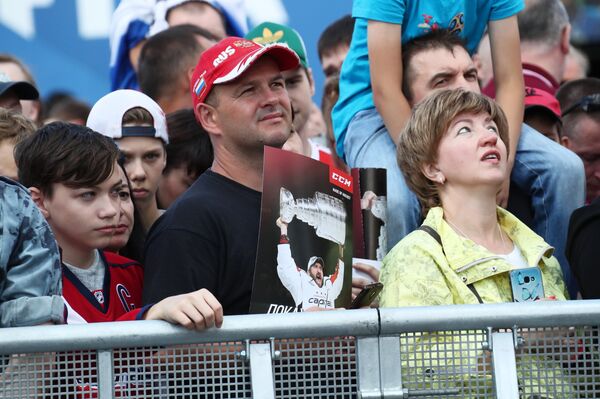 Александр Овечкин демонстрирует Кубок Стэнли в фан-зоне чемпионата мира в Москве Александр Овечкин демонстрирует Кубок Стэнли в фан-зоне чемпионата мира в Москве