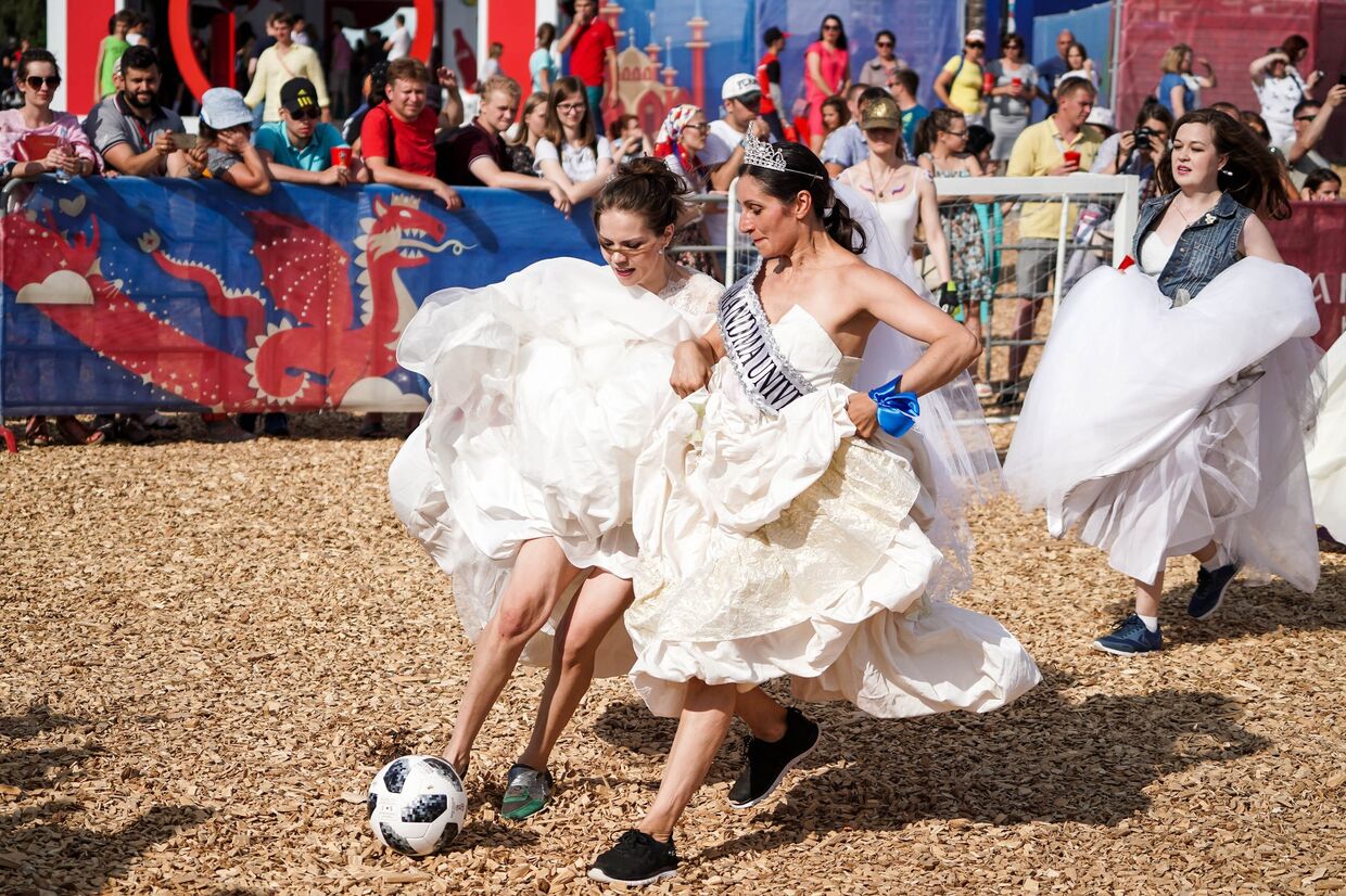 Участницы матча невест на Фестивале болельщиков FIFA у центра семьи «Казан» в Казани. 30 июня 2018