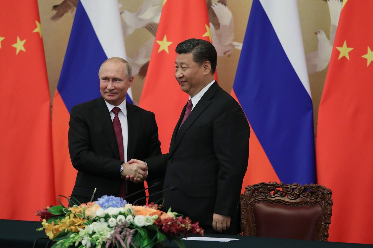 Президент РФ Владимир Путин и председатель КНР Си Цзиньпин на церемонии подписания совместных документов по итогам российско-китайских переговоров в Пекине. 8 июня 2018