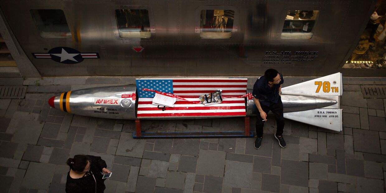 Скамейка с флагом США в торговом центре в Пекине