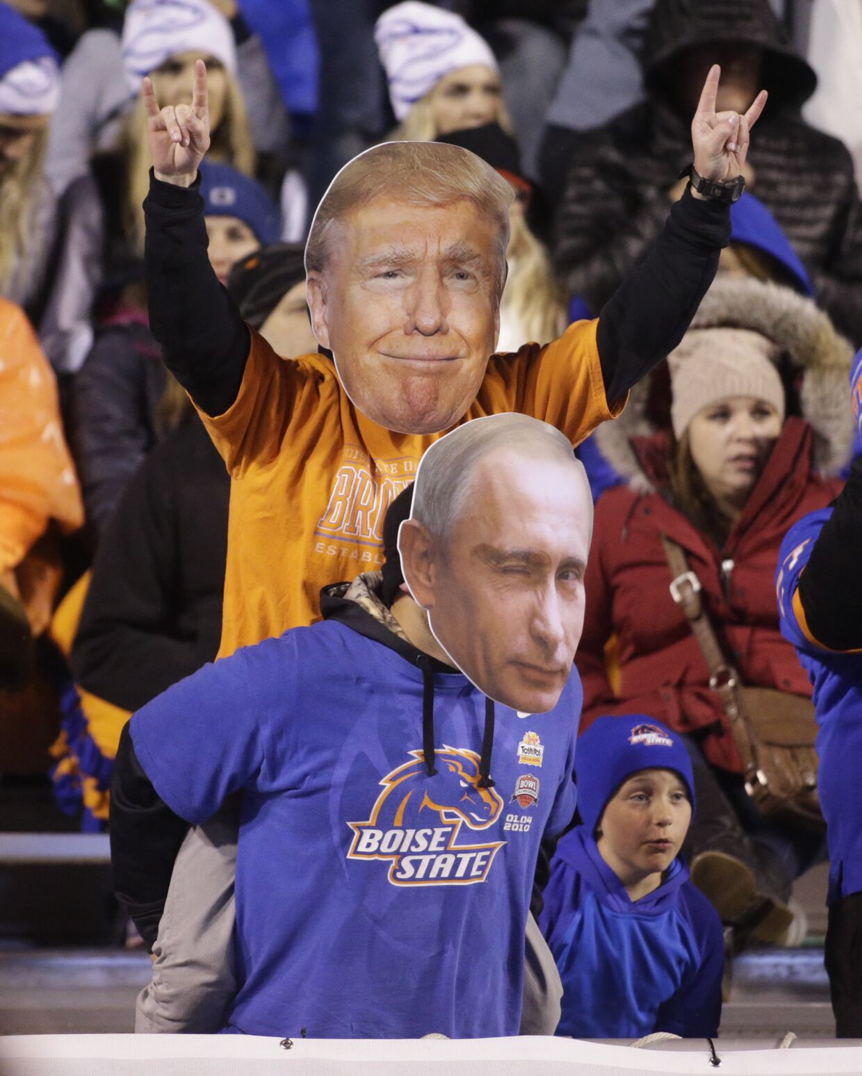 Футбольные болельщики в США в масках, изображающих президентом Трампа и Путина