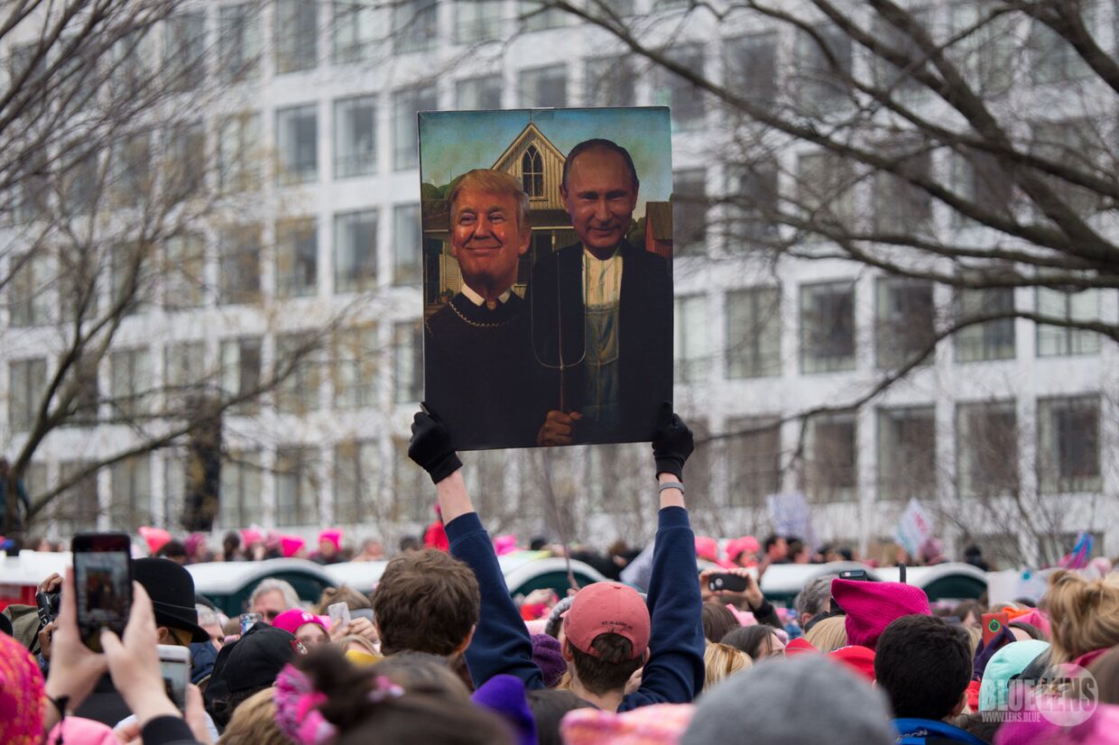 Плакат с Путиным и Трампом на женском марше в США