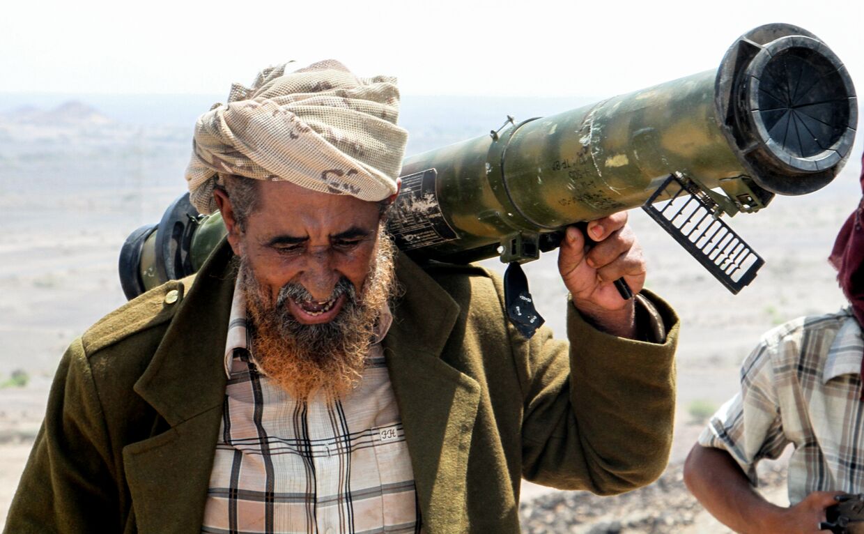 Йеменский боец на захваченной у хуситов позиции в гористой местности к северо-западу от Таиза