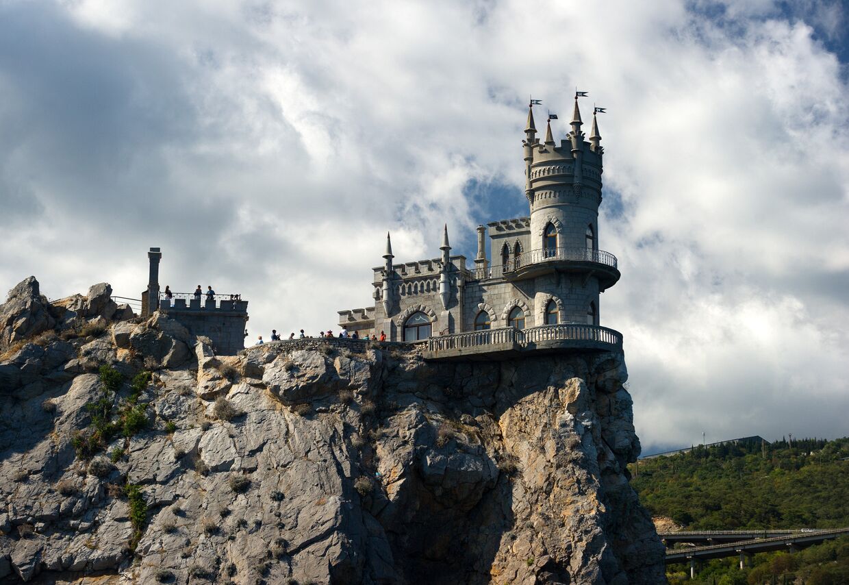 Замок Ласточкино гнездо на береговой скале в поселке Гаспра в Крыму.