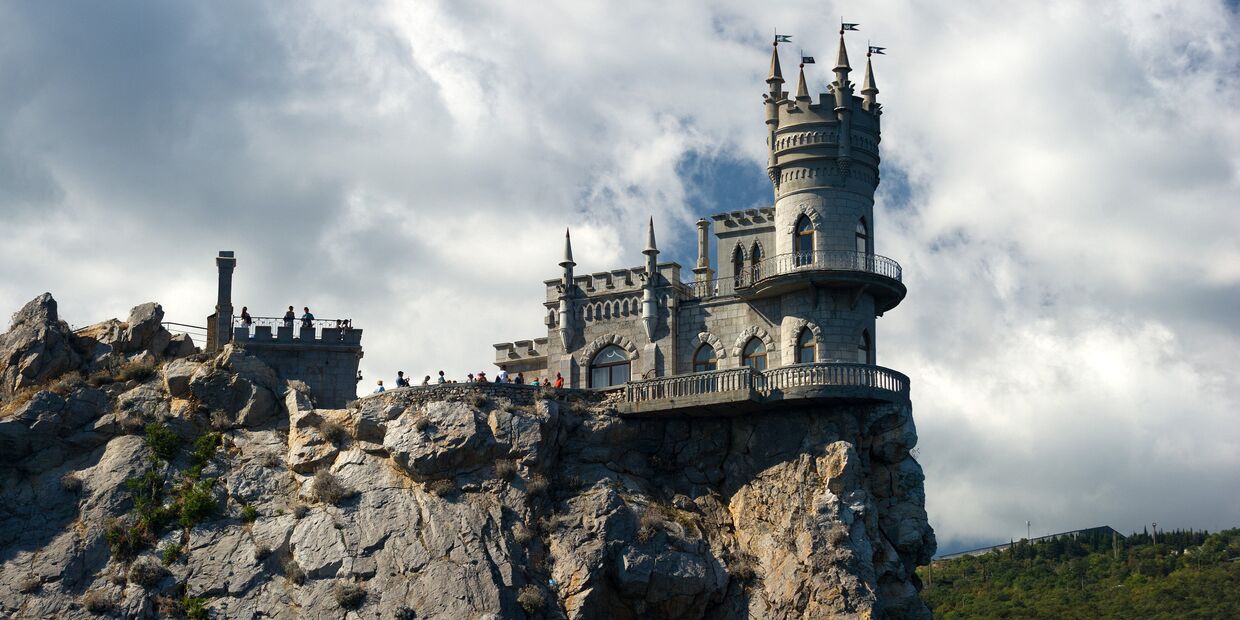 Замок Ласточкино гнездо на береговой скале в поселке Гаспра в Крыму.