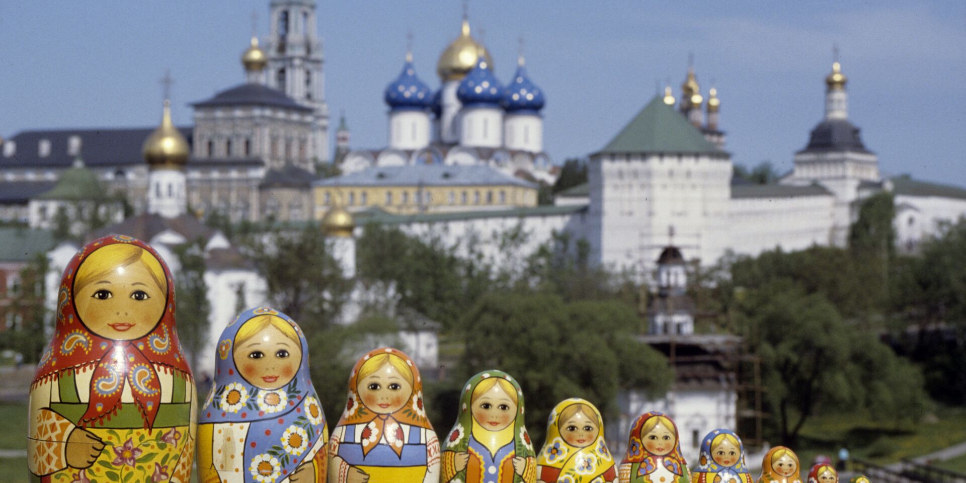 Русские матрешки, сфотографированные на фоне Троице-Сергиевой лавры - ИноСМИ, 1920, 21.04.2026