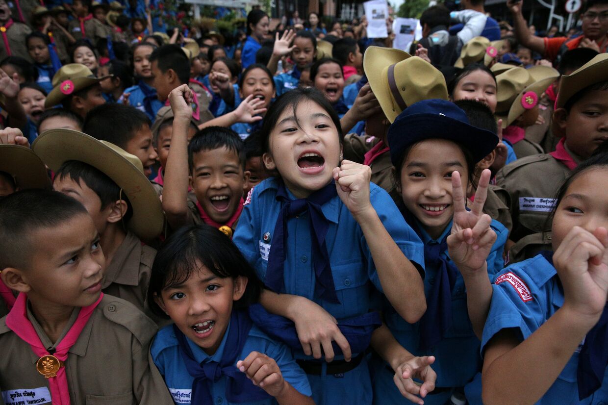 Школьники радуются спасению 12 детей и их тренера из пещеры Тхам Луанг в Таиланде