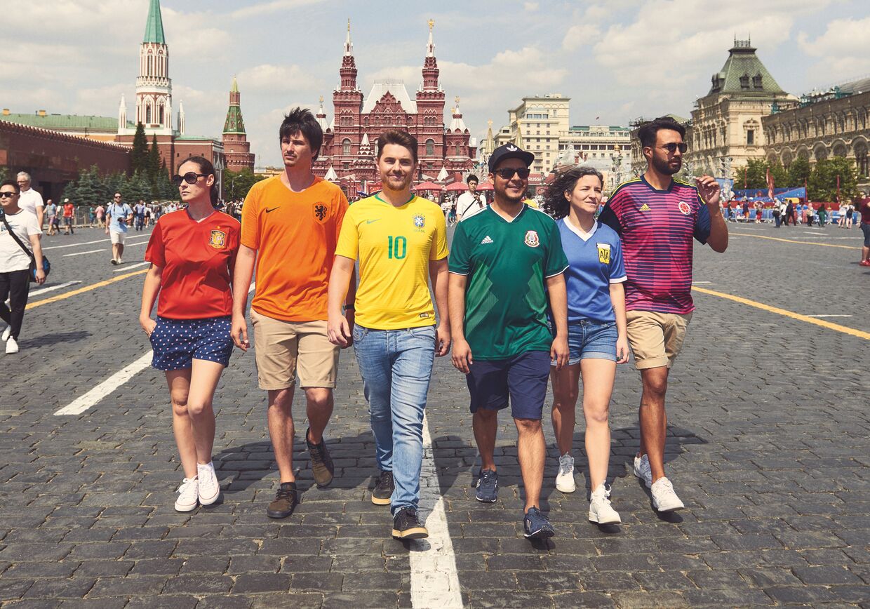 Одетые в разноцветные футболки борцы за права ЛГБТ на Красной площади в Москве