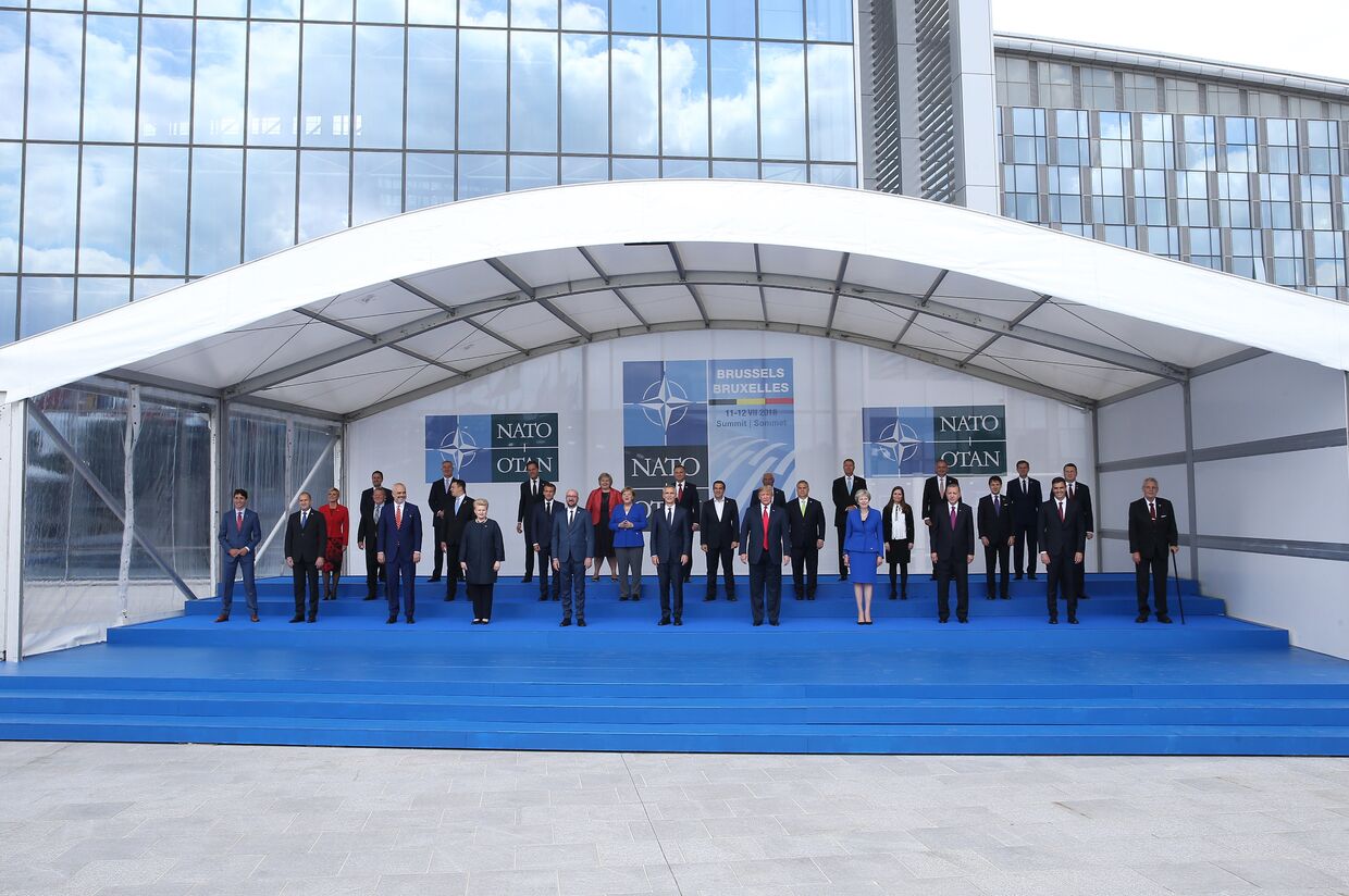 Групповое фото лидеров стран — участниц саммита НАТО в Брюсселе. 11 июля 2018