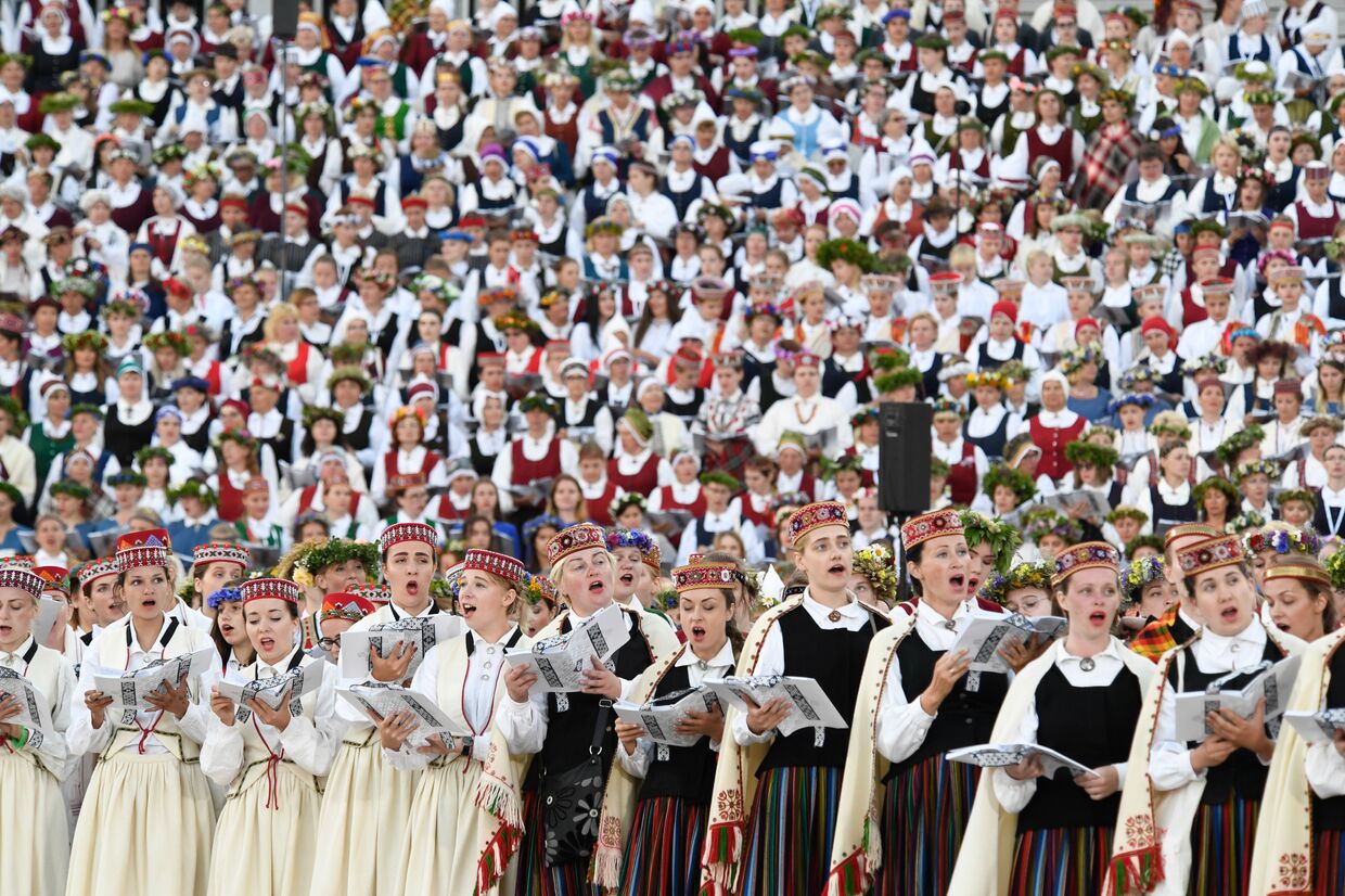 Певцы на Латвийском фестивале песни и танца в Риге