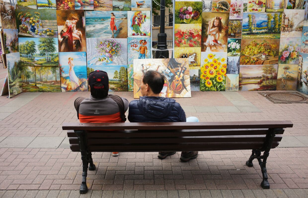 Туристы на Старом Арбате в Москве