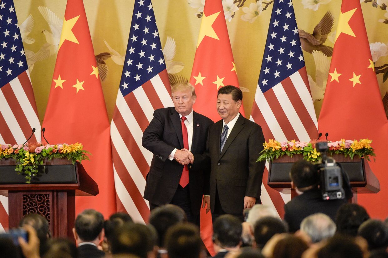 Президент США Дональд Трамп и председатель Китая Си Цзиньпин в Большом зале народа в Пекине. 9 ноября 2017 года