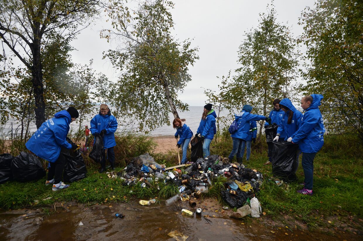 Волонтеры собирают мусор на берегу озера Байкал в районе населенного пункта Мурино во время акции всероссийского волонтерского экологического марафона EN+ Group 360 минут