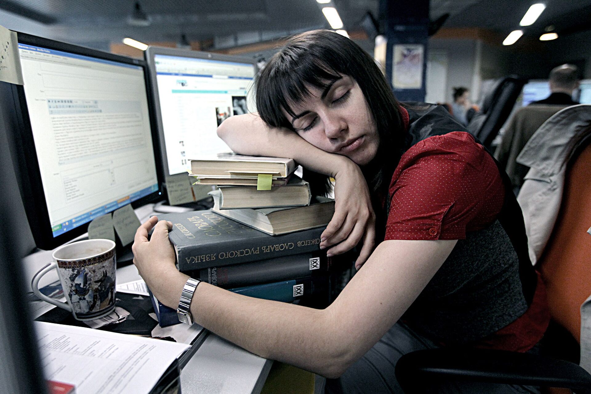 Ночная работа для студентов. Работа в ночную смену. Ночная работа. Ночной работник. Человек трудится ночью.