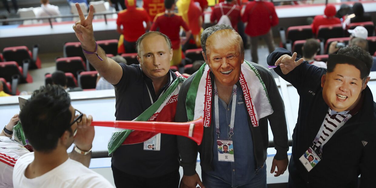 Иранские болельщики на ЧМ-2018 в масках, изображающих Путина, Трампа и Ким Чен Ына