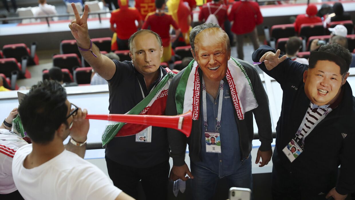Иранские болельщики на ЧМ-2018 в масках, изображающих Путина, Трампа и Ким Чен Ына