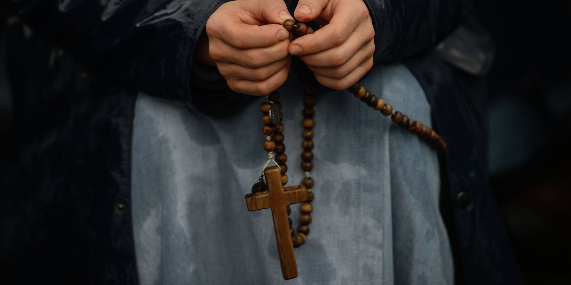 Католик молится, перебирая четки - ИноСМИ, 1920, 19.01.2023