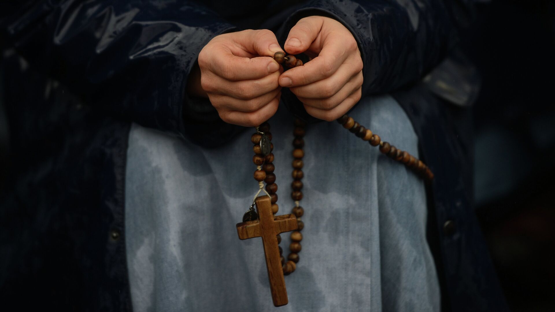 Католик молится, перебирая четки - ИноСМИ, 1920, 19.01.2023