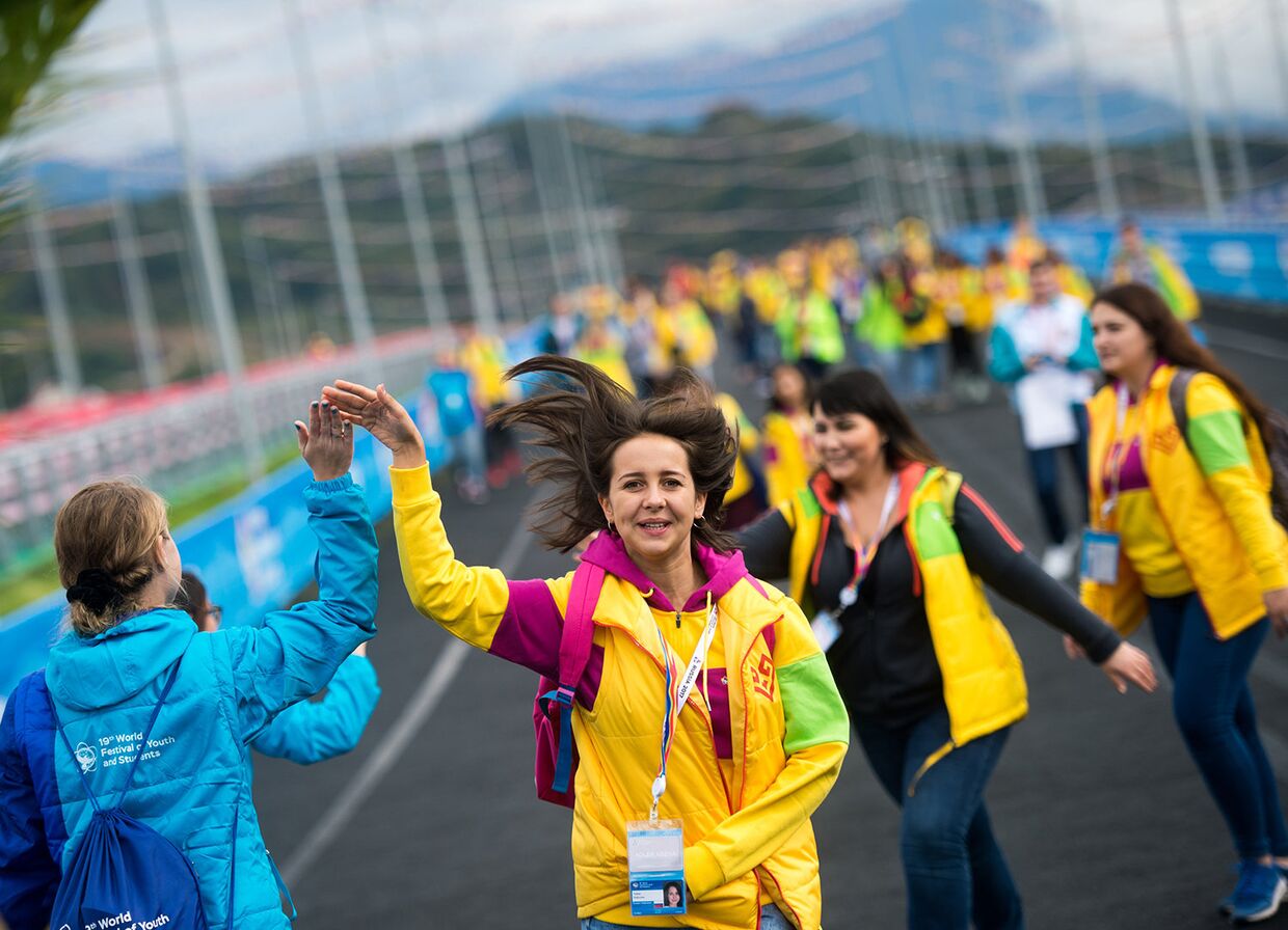 Участники и волонтеры XIX Всемирного фестиваля молодежи и студентов в Олимпийском парке в Сочи
