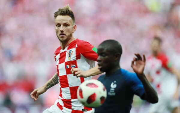 Иван Ракитич и Нголо Канте в финальном матче чемпионата мира по футболу между сборными Хорватии и Франции Иван Ракитич и Нголо Канте в финальном матче чемпионата мира по футболу между сборными Хорватии и Франции