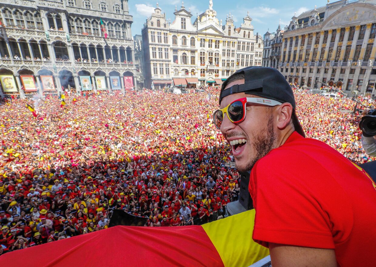 Звезда бельгийского футбола Эден Азар машет толпе футбольных болельщиков в Брюсселе, Бельгия, после того как его команда стала бронзовым призером ЧМ-2018