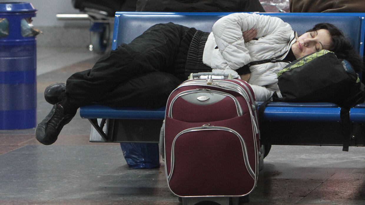 Женщина в аэропорту Борисполь в Киеве в ожидании вылета