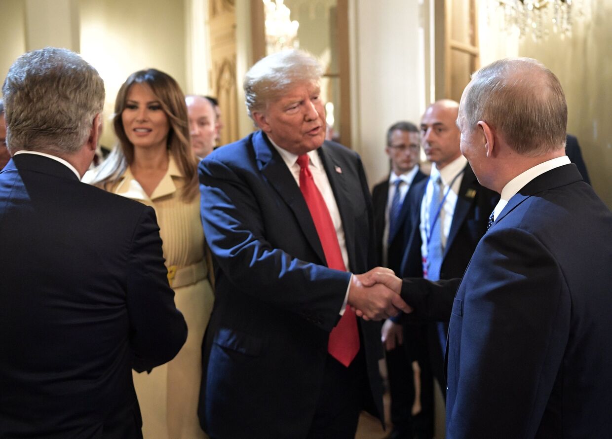 резидент РФ Владимир Путин и президент США Дональд Трамп с супругой Меланьей после совместной пресс-конференции по итогам встречи в Хельсинки. 16 июля 2018