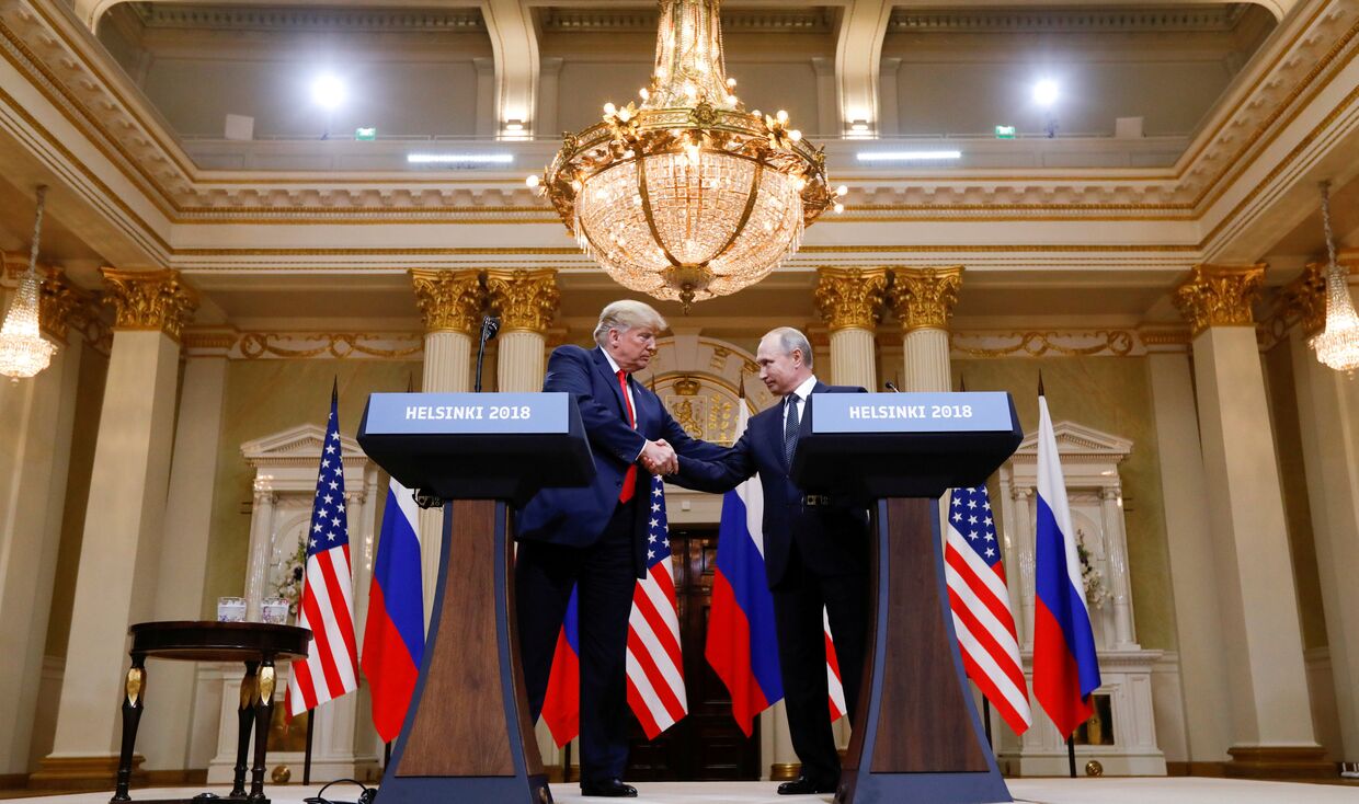 Дональд Трамп и Владимир Путин во время совместной пресс-конференции после встречи в Хельсинки