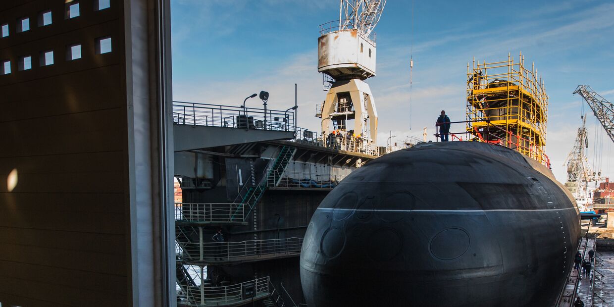 Спуск на воду подводной лодки Великий Новгород проекта 636 для Черноморского флота ВМФ России на АО Адмиралтейские верфи в Санкт-Петербурге. 2016 год