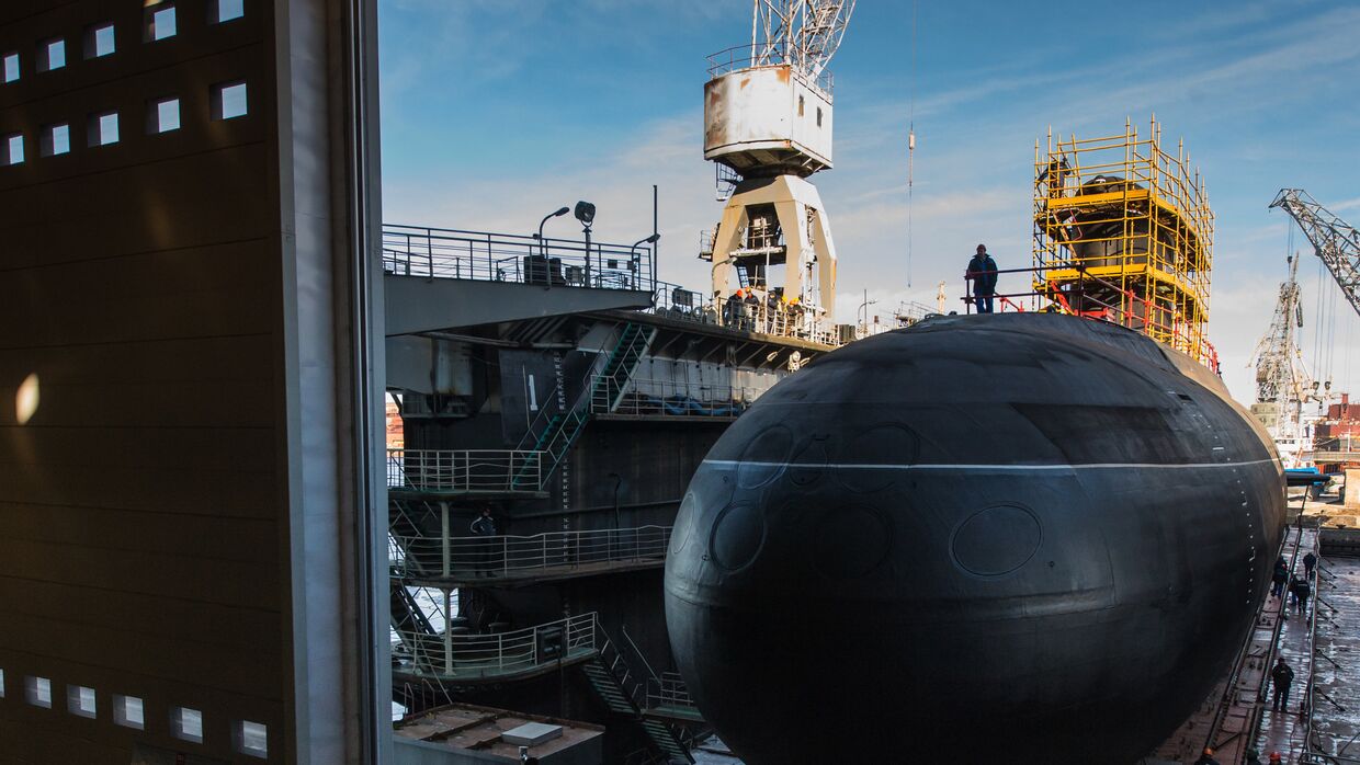 Спуск на воду подводной лодки Великий Новгород проекта 636 для Черноморского флота ВМФ России на АО Адмиралтейские верфи в Санкт-Петербурге. 2016 год 