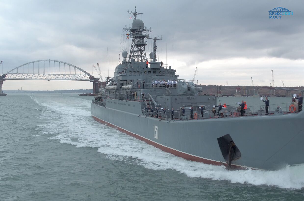 Большой десантный корабль Черноморского флота Азов выполняет переход по Керченскому проливу. 6 сентября 2017