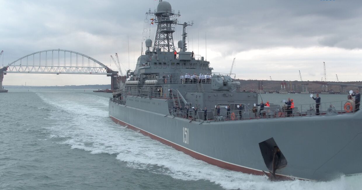 Большой десантный корабль Черноморского флота Азов выполняет переход по Керченскому проливу. 6 сентября 2017