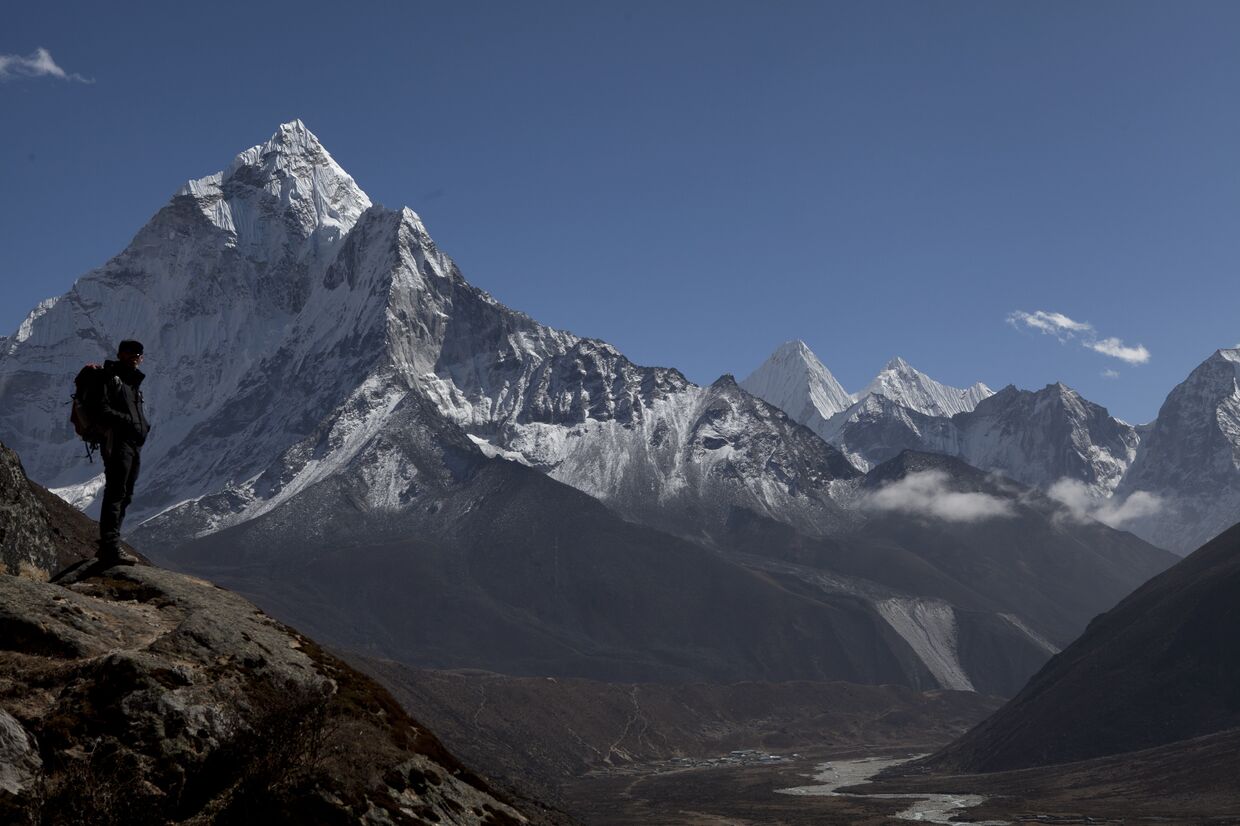 Человек направляется к базовому лагерю Эвереста, Непал