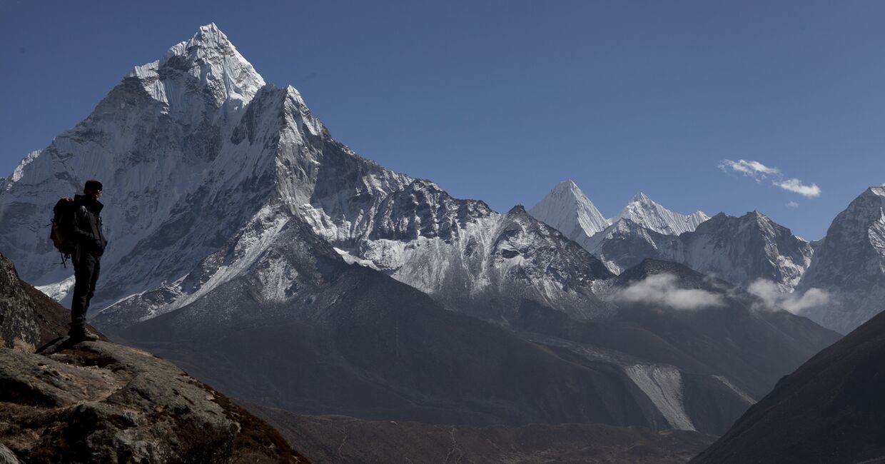 Человек направляется к базовому лагерю Эвереста, Непал
