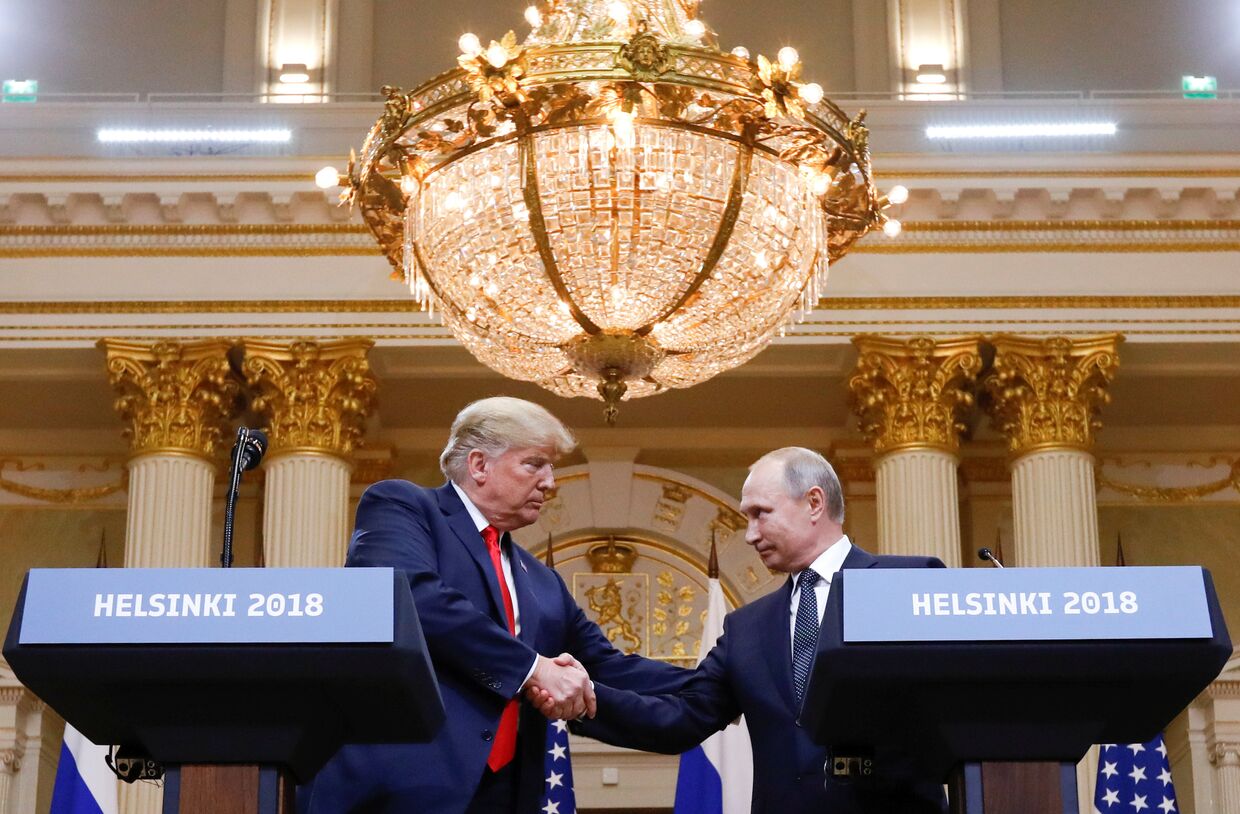 Дональд Трамп и Владимир Путин пожимают друг другу руки