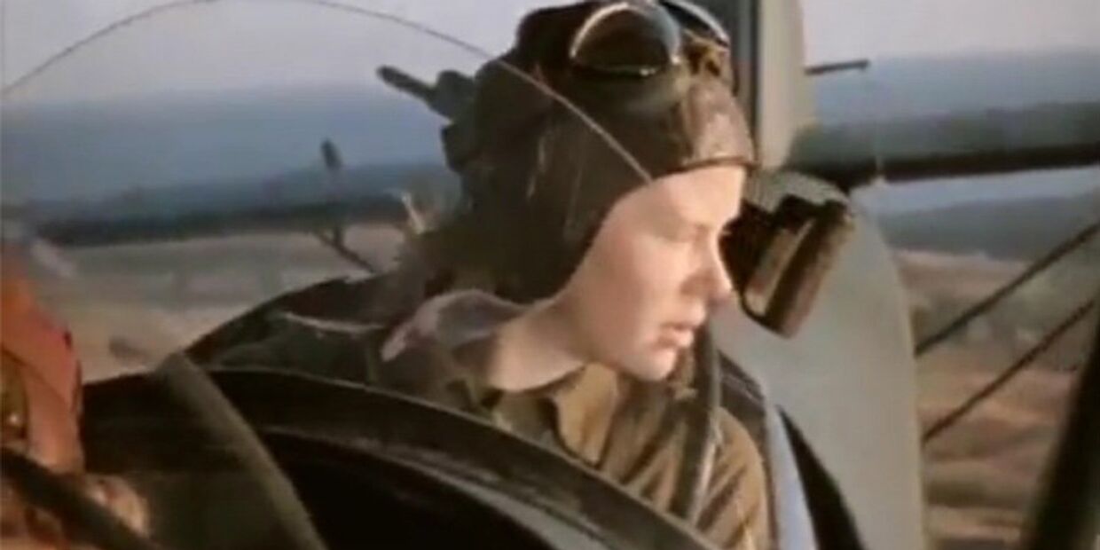 Кадр из фильма В небе Ночные ведьмы (1981) Кадр из фильма В небе Ночные ведьмы (1981)