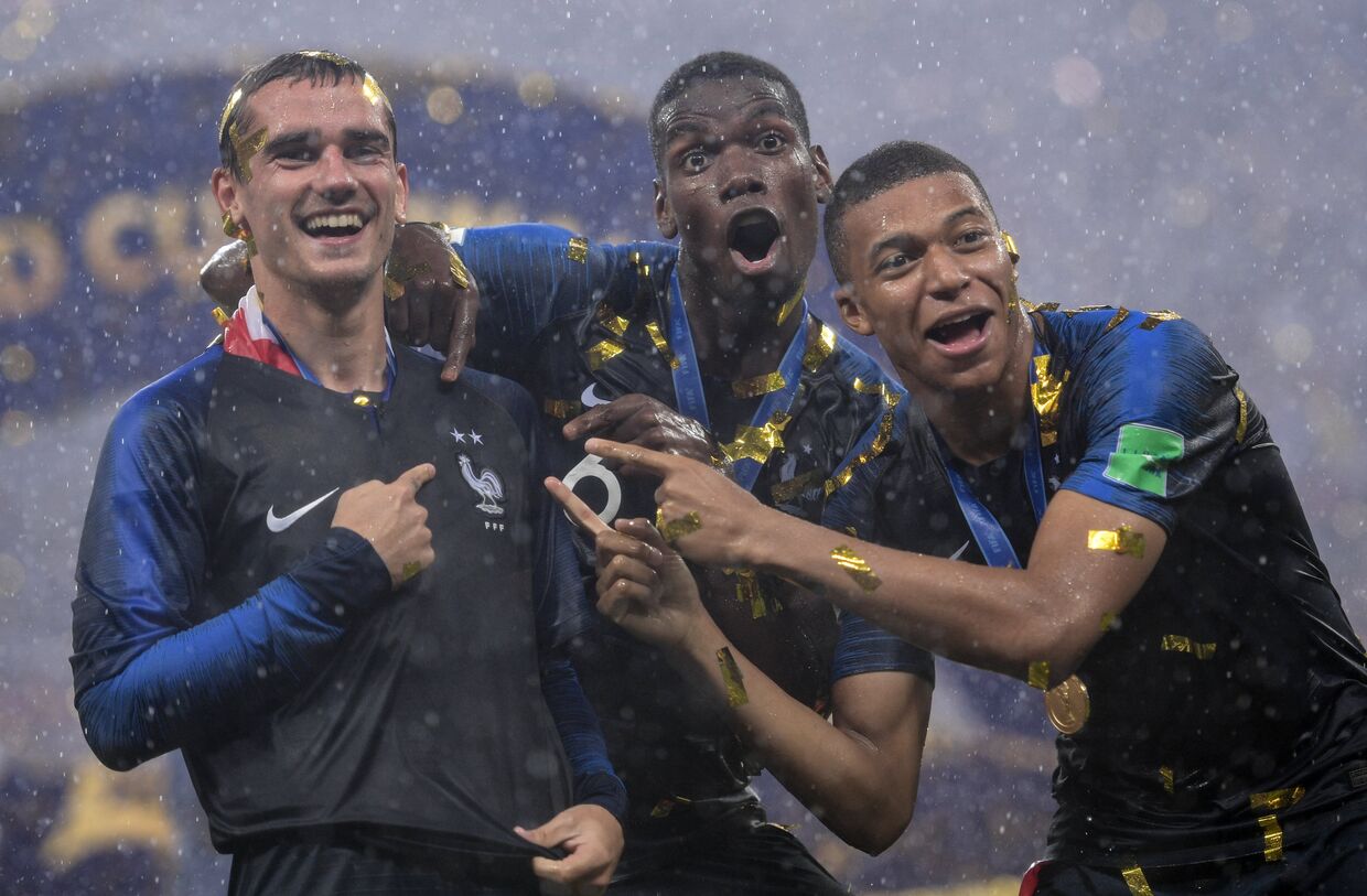 Антуан Гризманн, Поль Погба и Килиан Мбаппе (Франция) на церемонии награждения победителей чемпионата мира по футболу 2018