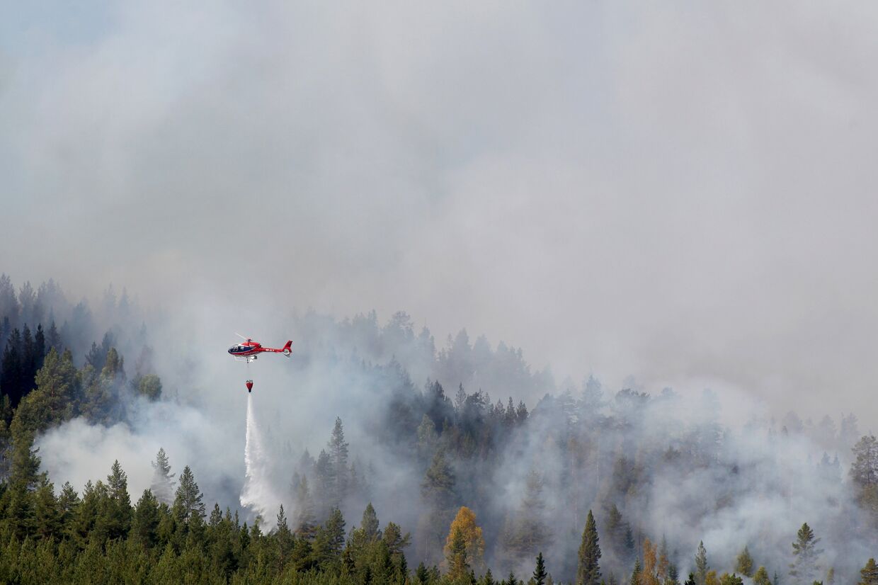 Вертолет тушит лесной пожар, Юсдаль, Швеция
