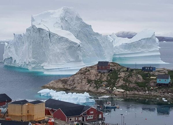 Огромный айсберг приблизился к поселению Иннаарсуит, Гренландия